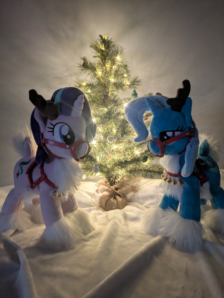 MelodisDE's tweet photo. More smooches ❤️ and deers 💞.
Just in time for the 3rd advent.

Have a cozy afternoon such as these 2 cuties have !^~^

Both are for sale, details below :)

#plushie #mlp #mlpg4 #mlpfim #mylittlepony #brony #mlpart https://t.co/2KmuSraSyC