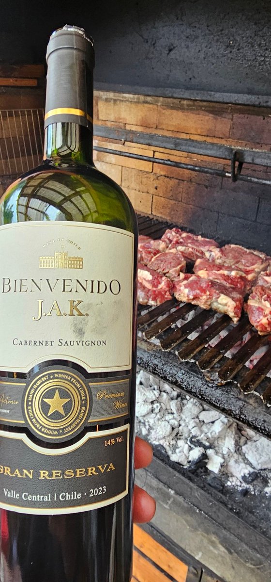 Veinte invitados a almorzar...
Los 20 votaron por Kast!
Preparando el asadito con el mejor vinito ❤️