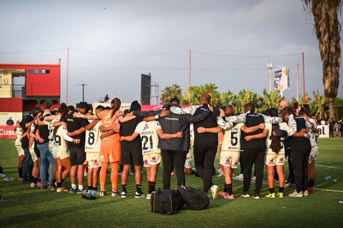 ImparatoVelazco's tweet image. Felicito a nuestras Leonas por el subcampeonato en la Liga Femenina 2025. He sido testigo de su esfuerzo, garra y coraje a lo largo del año. Mi respeto y admiración por un grupo de mujeres que en este 2025 ha forjado la identidad  @Universitario en esta disciplina. Desde la forma…