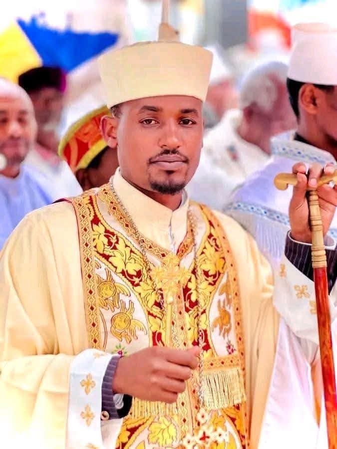 Priest Duguma (shown in the picture), head of the Horo Guduru Wollega Diocese, and priest Dessalegn Nemomsa, were tragically killed after being held hostage while returning from service. This is a continuation of widespread attacks against Christians in the Oromia region.