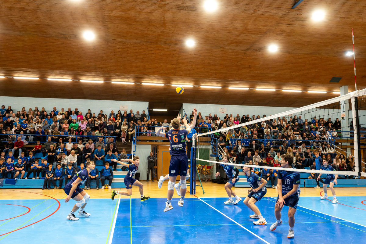 ACHVolley's tweet image. 𝗦𝗼𝗯𝗼𝘁𝗻𝗶 𝗼𝗱𝗯𝗼𝗷𝗸𝗮𝗿𝘀𝗸𝗶 𝗽𝗿𝗮𝘇𝗻𝗶𝗸 𝗻𝗮 𝗥𝗮𝘃𝗻𝗮𝗵 𝗻𝗮 𝗞𝗼𝗿𝗼𝘀̌𝗸𝗲𝗺🏐
Povratek Tineta Urnauta domov in obračun Fužinarja in zmajev🐉sta bila razloga za pravi odbojkarski praznik na Koroškem.💪

Slovenski prvaki🏆 so upravičili vlogo favoritov (3:1). 🙌