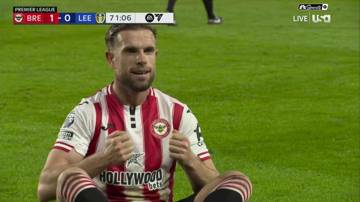 جوردان هندرسون لاعب برينتفورد الحالي وليفربول السابق يسجل هدف التقدم أمام ليدز ويحتفل على طريقة الراجل ديوجو جوتا 