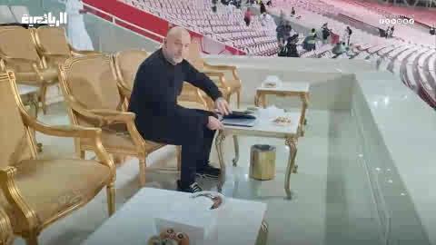 البوسني روسمير سفيكو مدرب فريق الوحدة الأول لكرة القدم خلال حضوره مواجهة الأنوار في ملعب مدينة الملك عبد العزيز الرياضية 