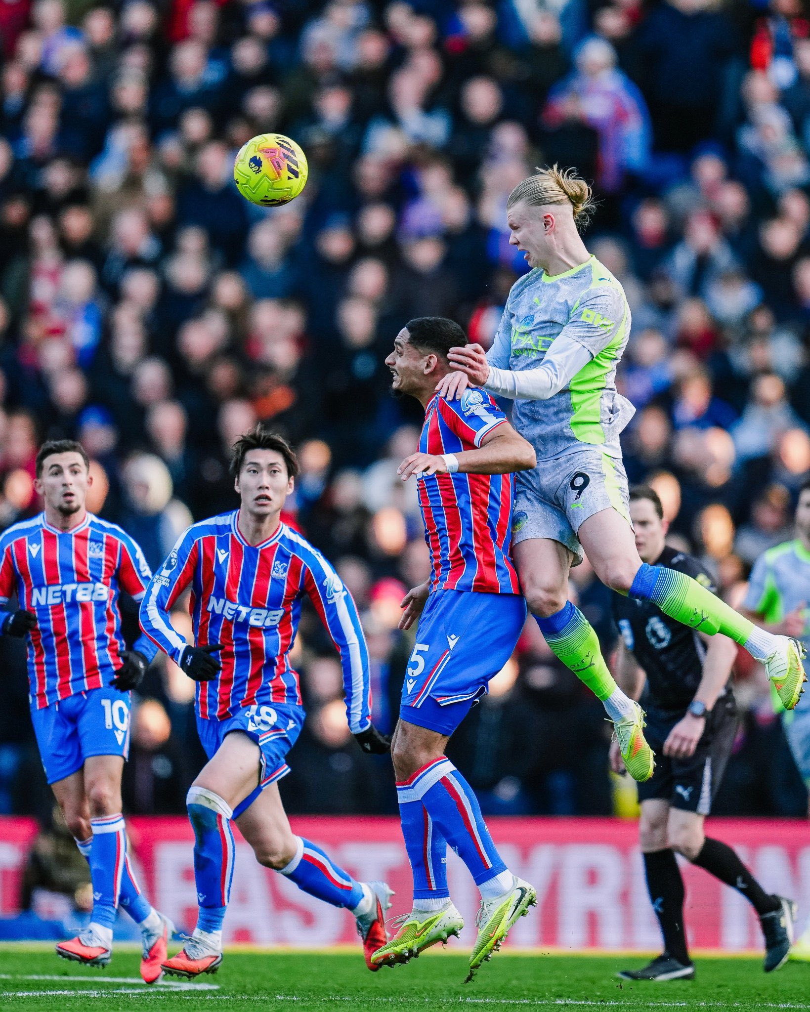 مانشستر سيتي يواصل ملاحقة المتصدر آرسنال بفوزه على مستضيفه كريستال بالاس 3 - 0 في الدوري الإنجليزي الممتاز 
