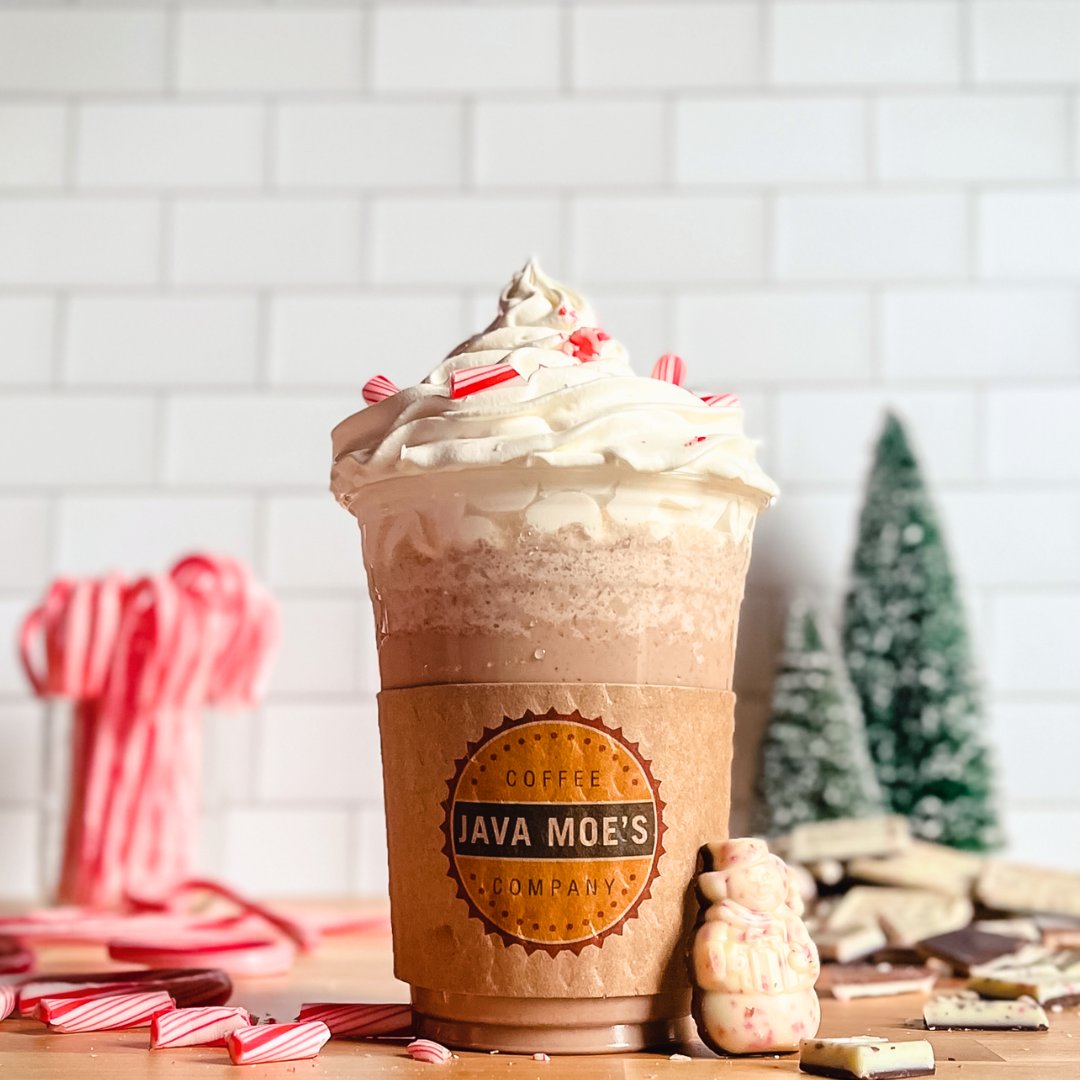 JavaMoes's tweet image. Drink of the Week: 𝐏𝐄𝐏𝐏𝐄𝐑𝐌𝐈𝐍𝐓 𝐁𝐀𝐑𝐊 𝐋𝐀𝐓𝐓𝐄❄️
This one's based on one of our favorite Christmas treats. Swirls of white chocolate, chocolate, and peppermint. 
𝐓𝐫𝐲 𝐢𝐭 𝐡𝐨𝐭, 𝐢𝐜𝐞𝐝, 𝐨𝐫 𝐟𝐫𝐨𝐳𝐞𝐧 𝐟𝐨𝐫 $𝟏 𝐨𝐟𝐟 𝐚𝐥𝐥 𝐰𝐞𝐞𝐤!

🎄Can be sugar-free!