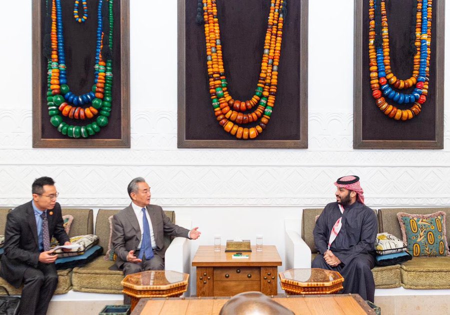 سمو #ولي_العهد الأمير #محمد_بن_سلمان يستقبل وزير خارجية جمهورية الصين الشعبية، ويستعرضان أوجه العلاقات الثنائية بين البلدين الصديقين وسبل تطويرها بما يخدم المصالح المشتركة للبلدين، بالإضافة إلى بحث تطورات الأوضاع الإقليمية والدولية ذات الاهتمام المشترك.