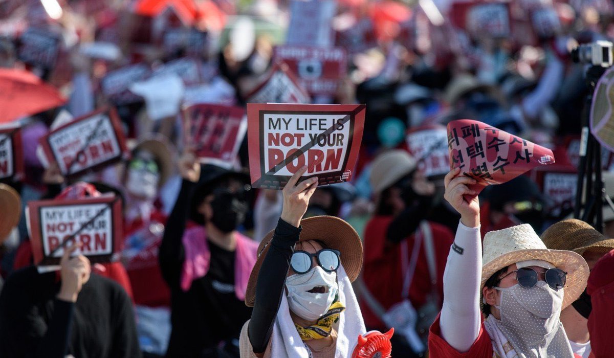 crushdobbb20's tweet photo. Você ouviu falar do movimento 4B? 

É um movimento feminista que tá bombando na Coreia do Sul — e virando debate global.

O nome "4B" refere-se a quatro rejeições (em coreano, quatro palavras que começam com "비"):

1. 비혼 (Bihon) – Rejeição ao casamento.
2. 비출산 (Bichulsan) – Rejeição à maternidade (ter filhos).
3. 비연애 (Biyeonae) – Rejeição a relacionamentos amorosos com homens.
4. 비성교 (Biseonggyo) – Rejeição a relações sexuais heterossexuais.

Esse movimento nasceu de uma revolta legítima por entenderem que as autoridades e nem a sociedade vão mudar/melhorar em questões como: 

Desigualdade de gênero estrutural: A Coreia do Sul tem uma sociedade altamente patriarcal, com expectativas tradicionais fortes sobre o papel da mulher (casamento, cuidados com a família, etc.).

Crise dos crimes digitais sexuais: Casos como o "Nth Room" (crimes de exploração sexual online) e a proliferação de câmeras escondidas (molka) em banheiros públicos e espaços privados geraram revolta e medo.

Falta de apoio às mulheres: Mesmo com avanços educacionais e profissionais, as mulheres sul-coreanas enfrentam dupla jornada, discriminação no trabalho e pressão social para priorizar a família.

Reação ao feminicídio e misoginia: Aumento de violência contra mulheres e discursos de ódio online.

Em 2024, quase 70% das mulheres entre 25-34 anos solteiras tavam evitando casamento, segundo dados oficiais, e o 4B deu voz pra isso. 

Não é sobre boicote, é sobre autonomia. 

Elas usam redes como Instagram e TikTok pra compartilhar histórias reais — de abuso a burnout no trabalho. 

O 4B reflete uma frustração profunda com a lentidão das mudanças sociais e uma aposta na desconexão total como forma de sobrevivência e protesto. É um fenômeno complexo, enraizado nas contradições de uma sociedade hipertecnológica, mas culturalmente conservadora.