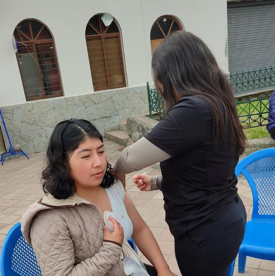 saludazuay_'s tweet photo. #Vacunatón | Personal de salud de Santa Ana, Baños, Nicanor Merchán, San Pedro del Cebollar, Cumbe, El Valle, Taqui, Turi, El Cebollar y Manta Real inmunizan contra la Influenza. Trabajamos los fines de semana por el bienestar de la población. #CuencaSur https://t.co/TzPaOxE3AF