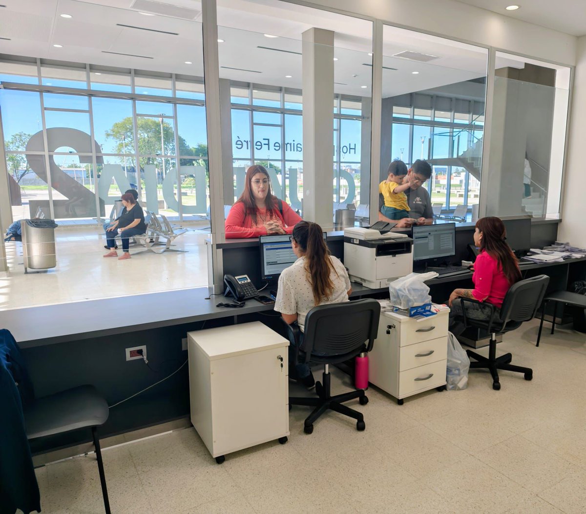 guillermojalvar's tweet photo. En el día de ayer el @MinSaludSantaFe llevó adelante el mega operativo de migración del viejo edificio del Samco de Rafaela al Nuevo Hospital Regional.
Se trasladaron más de 40 pacientes internados. Se pusieron operativas a 1ra hora de la mañana las guardias.
Abro hilo. Sigue 👇: https://t.co/zfRthV8g7x