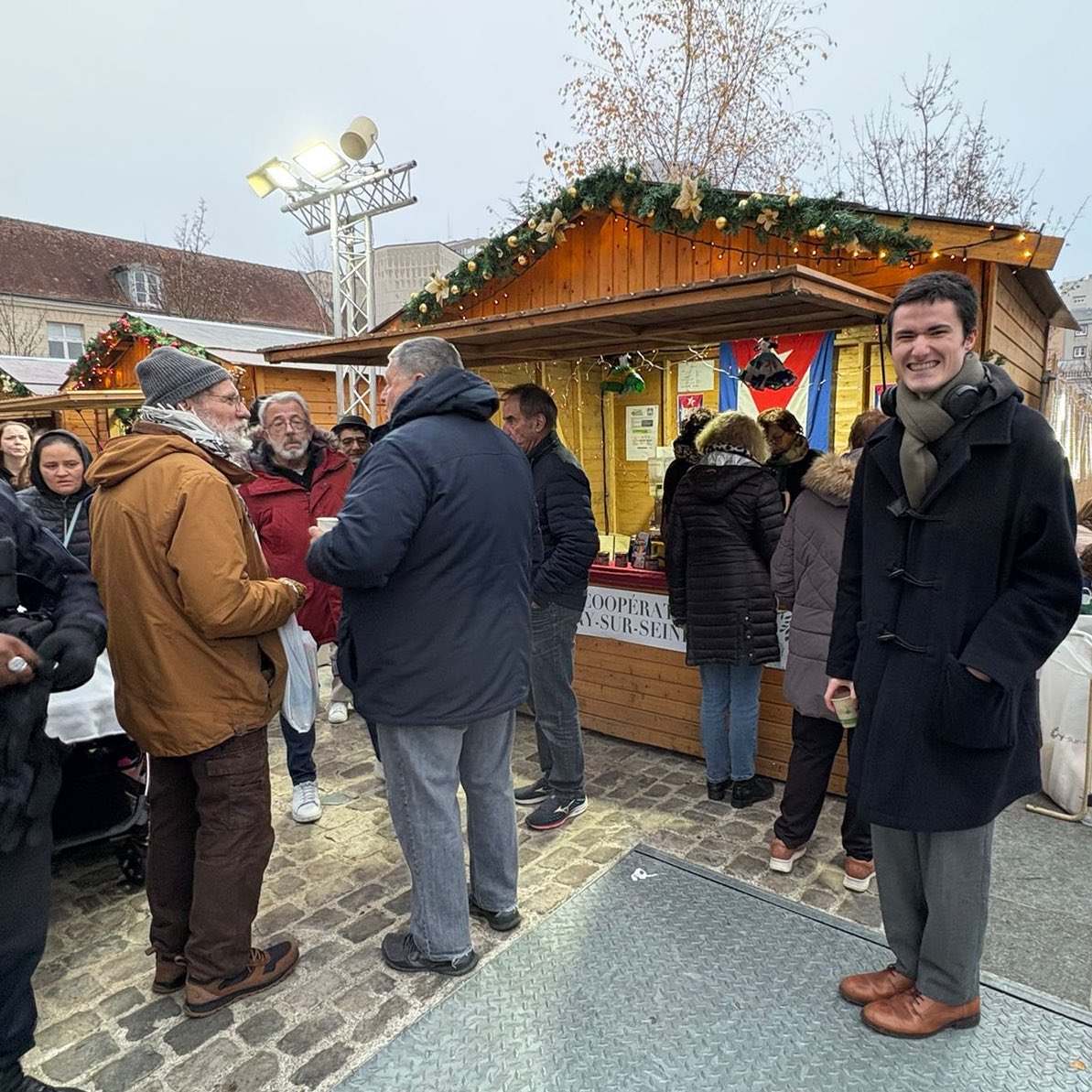 Henri_Chassagne's tweet image. 🎄Nombreuses et nombreux au marché de #Noël de #Vitry !
Le communisme municipal, c’est aussi garantir à chacune et chacun un Noël accessible à toutes et tous, et faire en sorte que cette période n’exclue personne. 

✊On continue avec Pierre Bell-Lloch !
#valdemarne