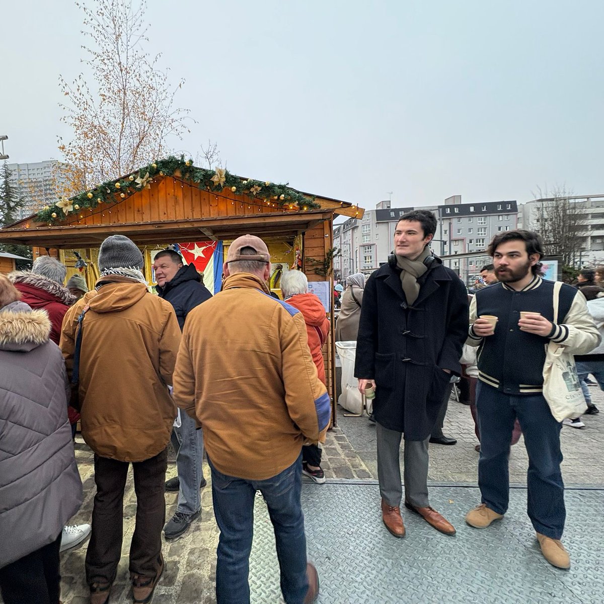 Henri_Chassagne's tweet image. 🎄Nombreuses et nombreux au marché de #Noël de #Vitry !
Le communisme municipal, c’est aussi garantir à chacune et chacun un Noël accessible à toutes et tous, et faire en sorte que cette période n’exclue personne. 

✊On continue avec Pierre Bell-Lloch !
#valdemarne