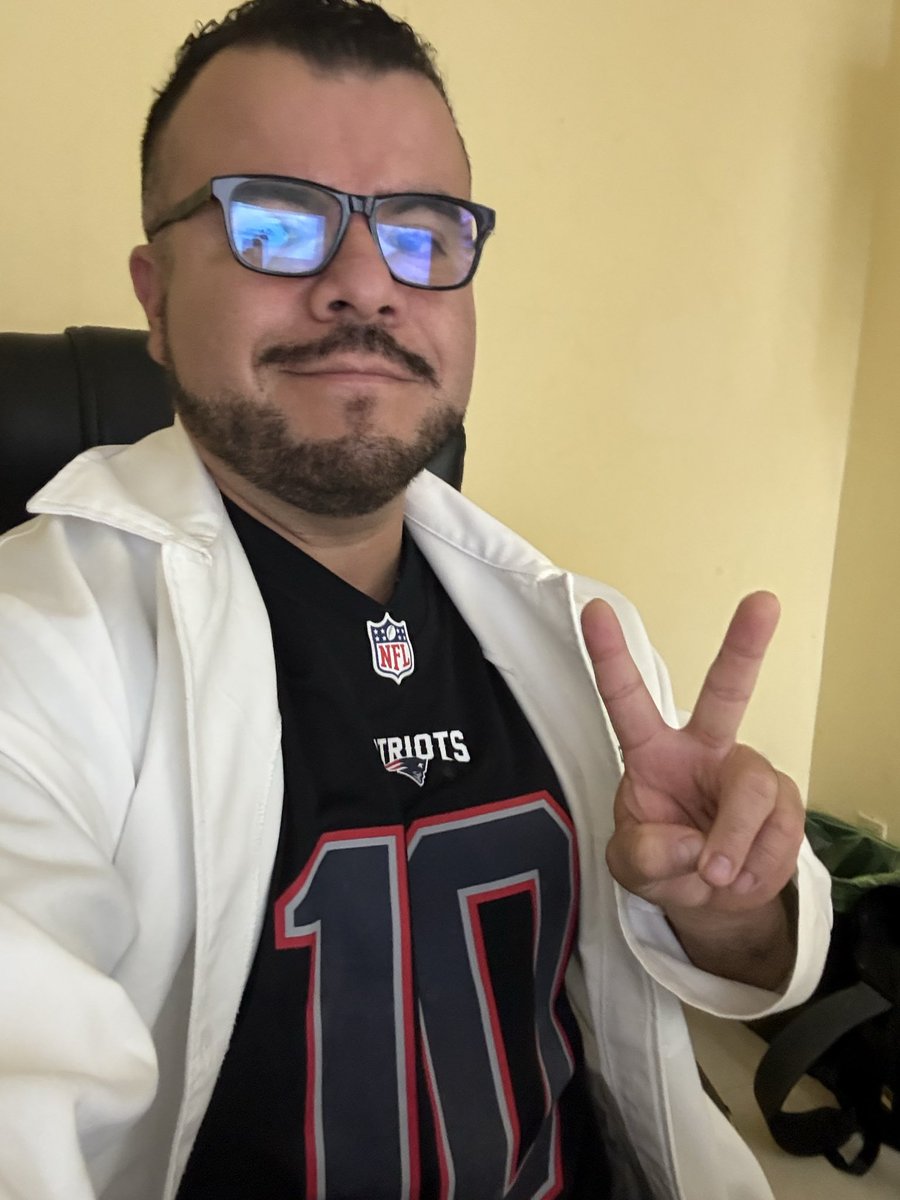 ozzmontes's tweet photo. @FOXImpactoNFL  saludos y arriba los @Patriots https://t.co/O4cePzRC1p