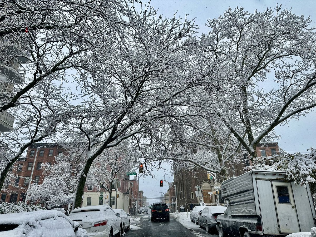 jerrylore's tweet image. First snowfall ❄️ in #Hoboken
