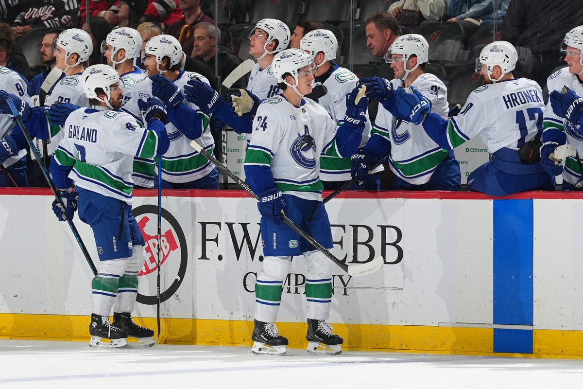 Zeev Buium had a goal and assist just seven minutes into his Canucks debut 😲