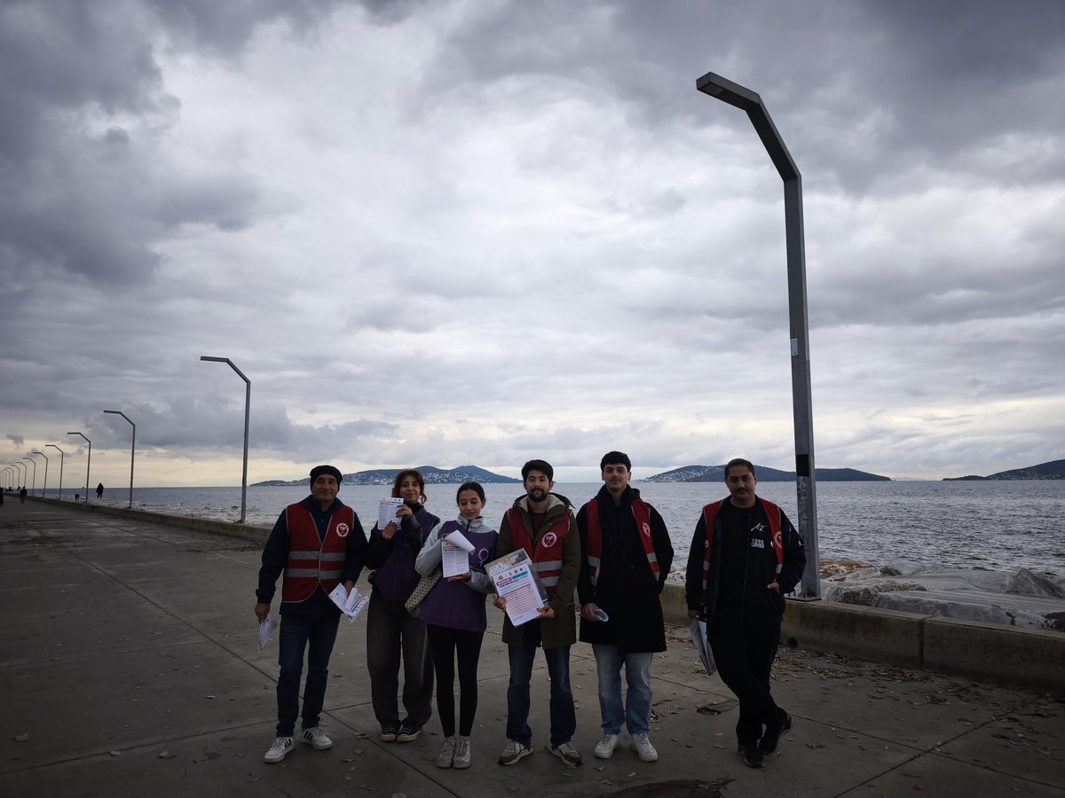 tip_maltepe's tweet photo. 1 öğün ücretsiz yemek kampamyamızı Maltepeli komşularımıza duyurmak ve MESEM'i protesto ettiği için tutuklanan 16 genç yoldaşımıza dikkat çekmek için bugün Süreyya plajındaydık. 

MESEM protokolü iptal edilsin, tutuklu gençler serbest bırakılsın! https://t.co/xRqhrz2E6s