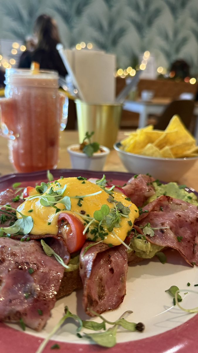 Blonde Around the World tweet media