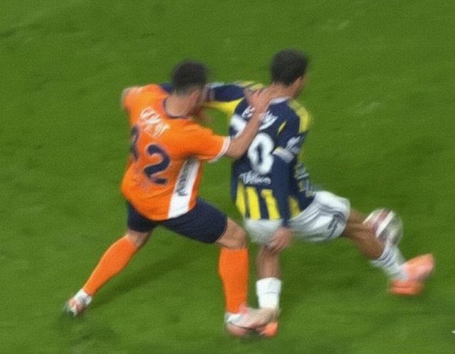 geçen hafta Başakşehir- Fenerbahçe maçında Oğuz Aydın'ın aşiline daha uzun süreli basılmasına rağmen, saha hakemi VAR'a çağrılmamıştı..