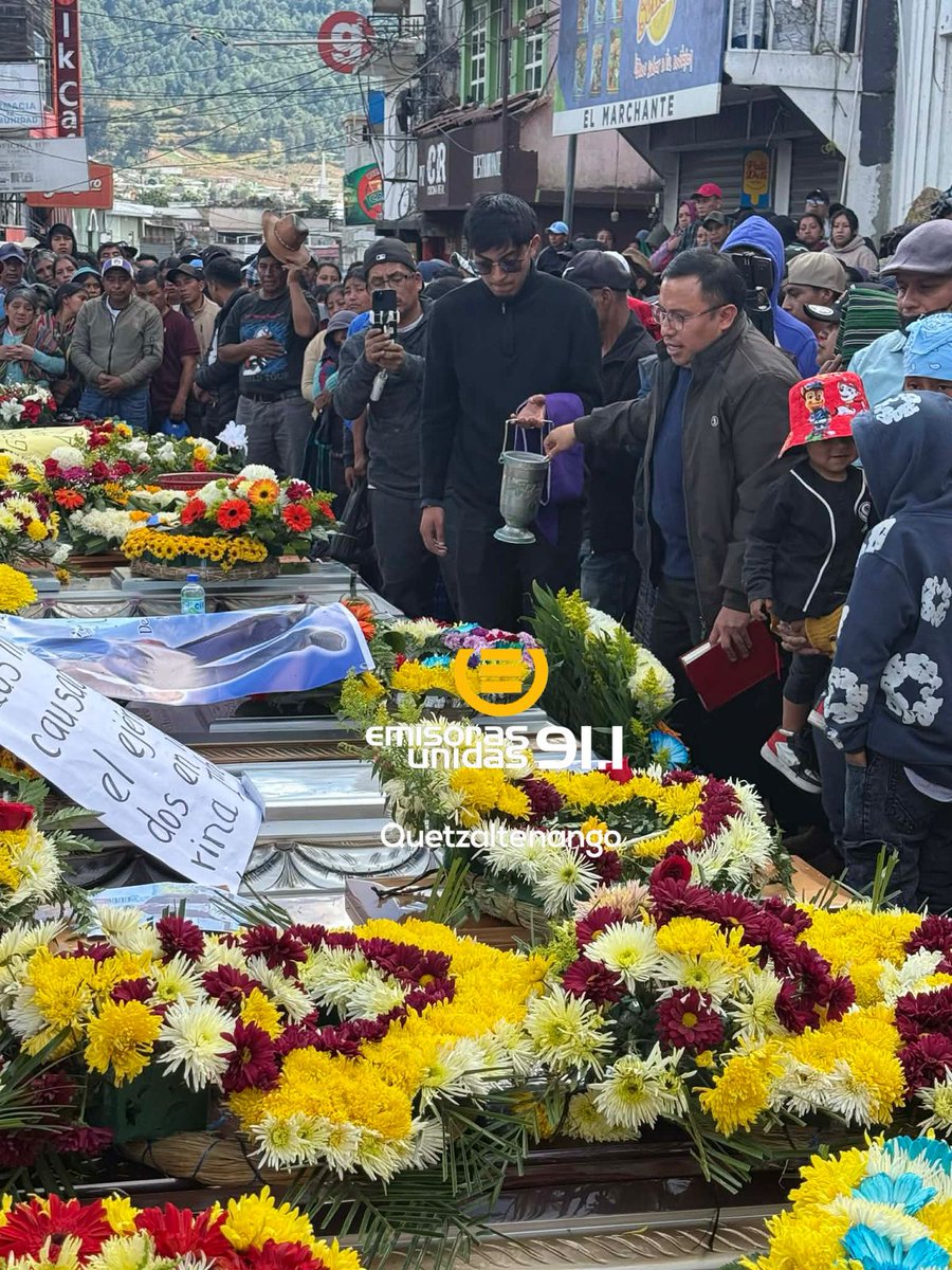 EmisorasUnidas's tweet photo. #AHORA En el municipio de Nahualá, Sololá, vecinos realizan la mañana de este día un homenaje póstumo a las personas fallecidas durante los recientes enfrentamientos territoriales con Santa Catarina Ixtahuacán. Entre lágrimas y muestras de dolor, pobladores se congregaron en el centro de la localidad para dar el último adiós a las víctimas.

📸 @alberto_chaclan