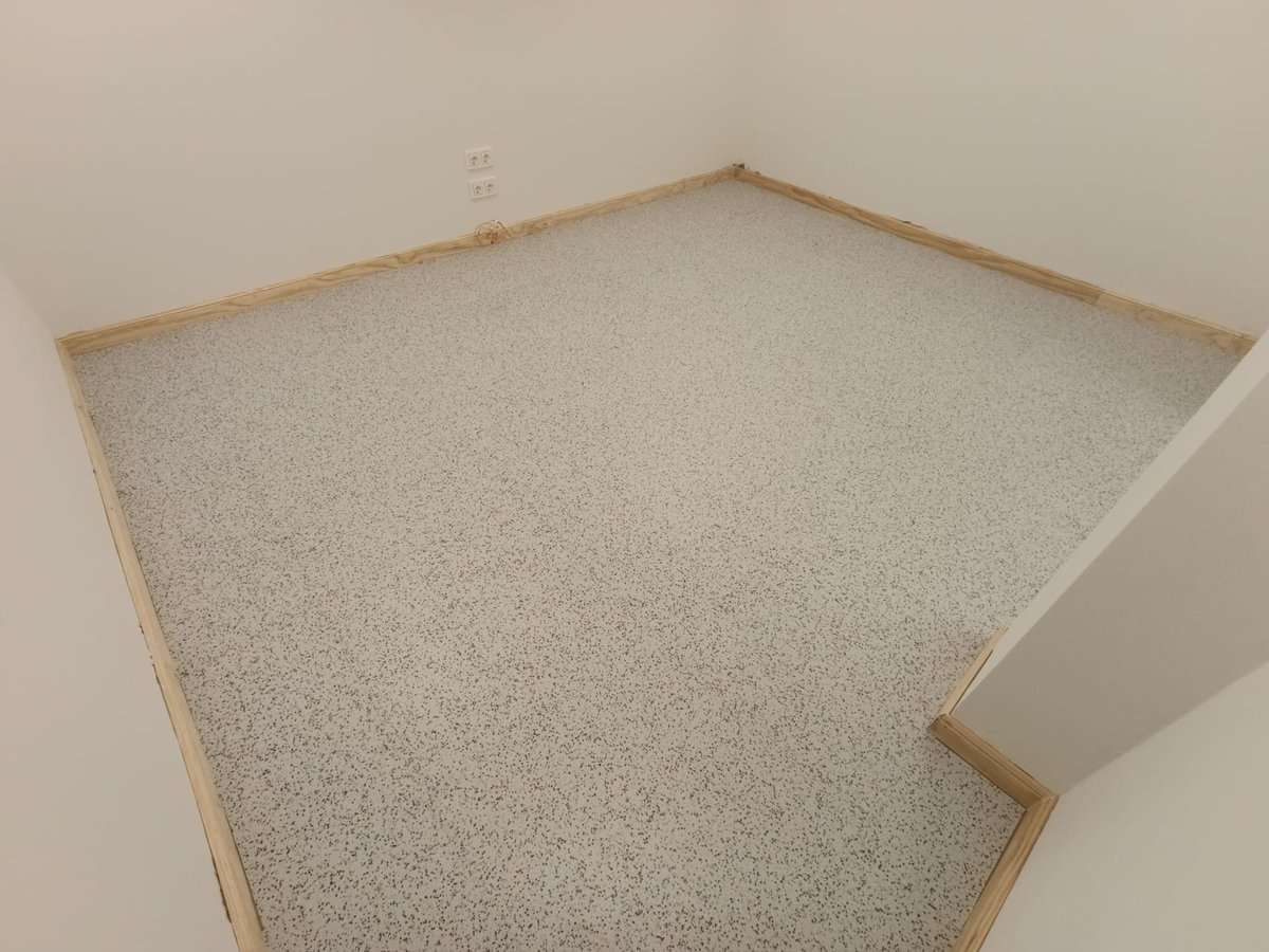 Instalaciones32's tweet photo. IKERLAN nos confía la ejecución del pavimento de sala con requisitos #ESD (conducir electricidad estática). Sobre suelo de terrazo, colocamos cinta cobre, con toma tierra vista, para posteriormente montar el pavimento GTI #CONDUCTIVO de #GERFLOR, sin pasta niveladora ni adhesivo. https://t.co/FgRojuNdCc