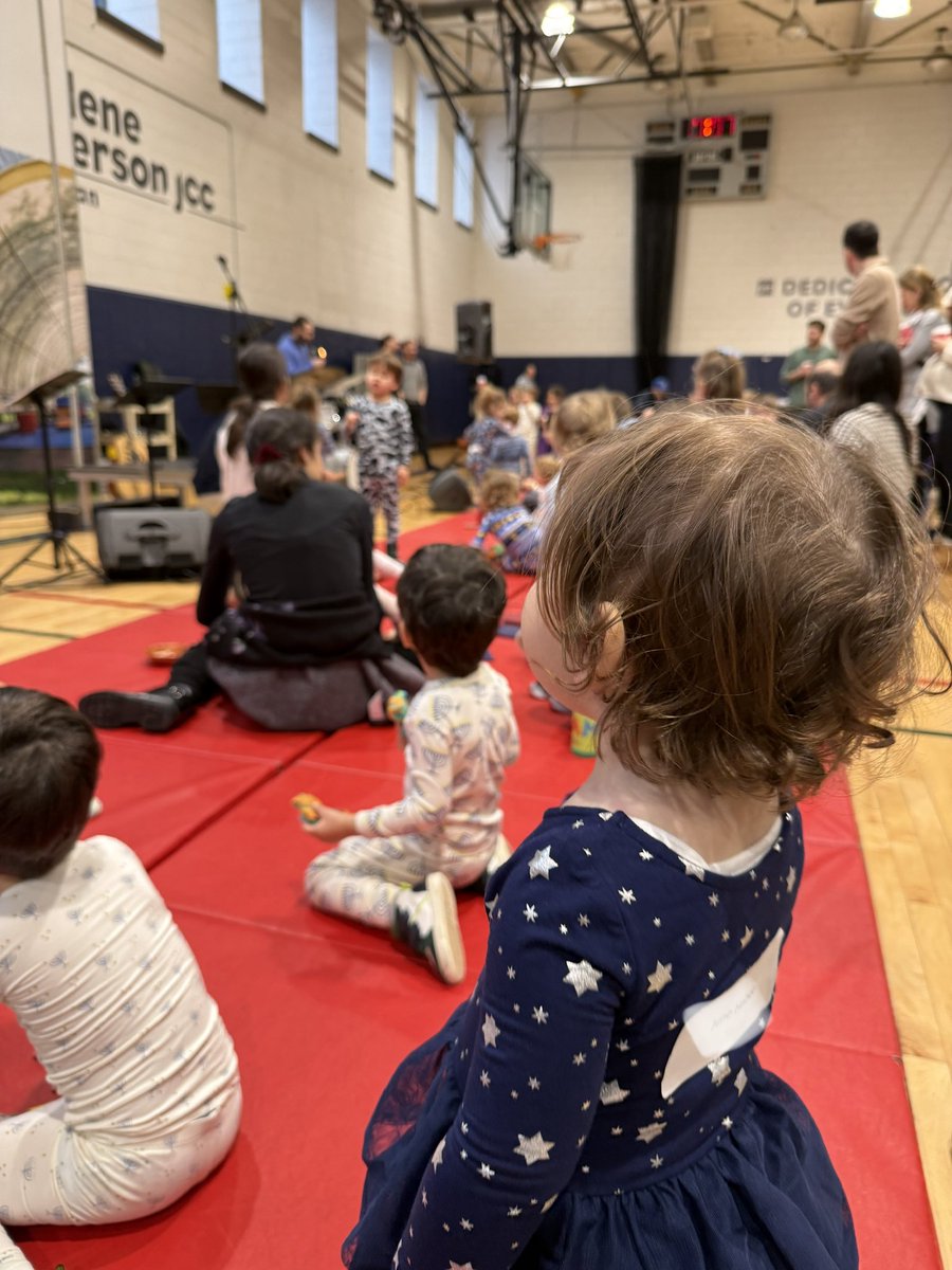 Standing tall at the JCC this morning ✡️🕎 https://t.co/f7eriR6iSW