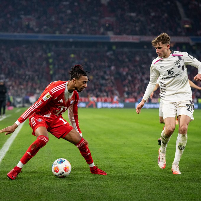 نهاية المباراة. بايرن ميونخ كان قريبًا من الخسارة أمام ماينتس، لكن المباراة انتهت بالتعادل 2-2. على الرغم من أن لينارت كارل منح البافاريين أفضلية بهدف مبكر، تمكن ماينتس من إدراك التعادل ثم التقدم. بايرن كان متجهًا مباشرة نحو الهزيمة، لكن هدف من ركلة جزاء لهاري كين أنقذ الفريق.. فريق كومباني يبقى في صدارة الترتيب بفارق 9 نقاط عن لايبزيغ، بينما يحتل ماينتس المركز الأخير 