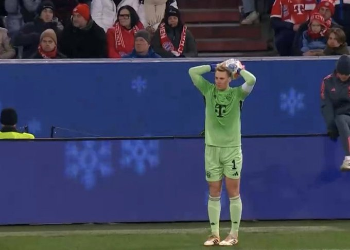 مانويل نوير يقوم برمية تماس 