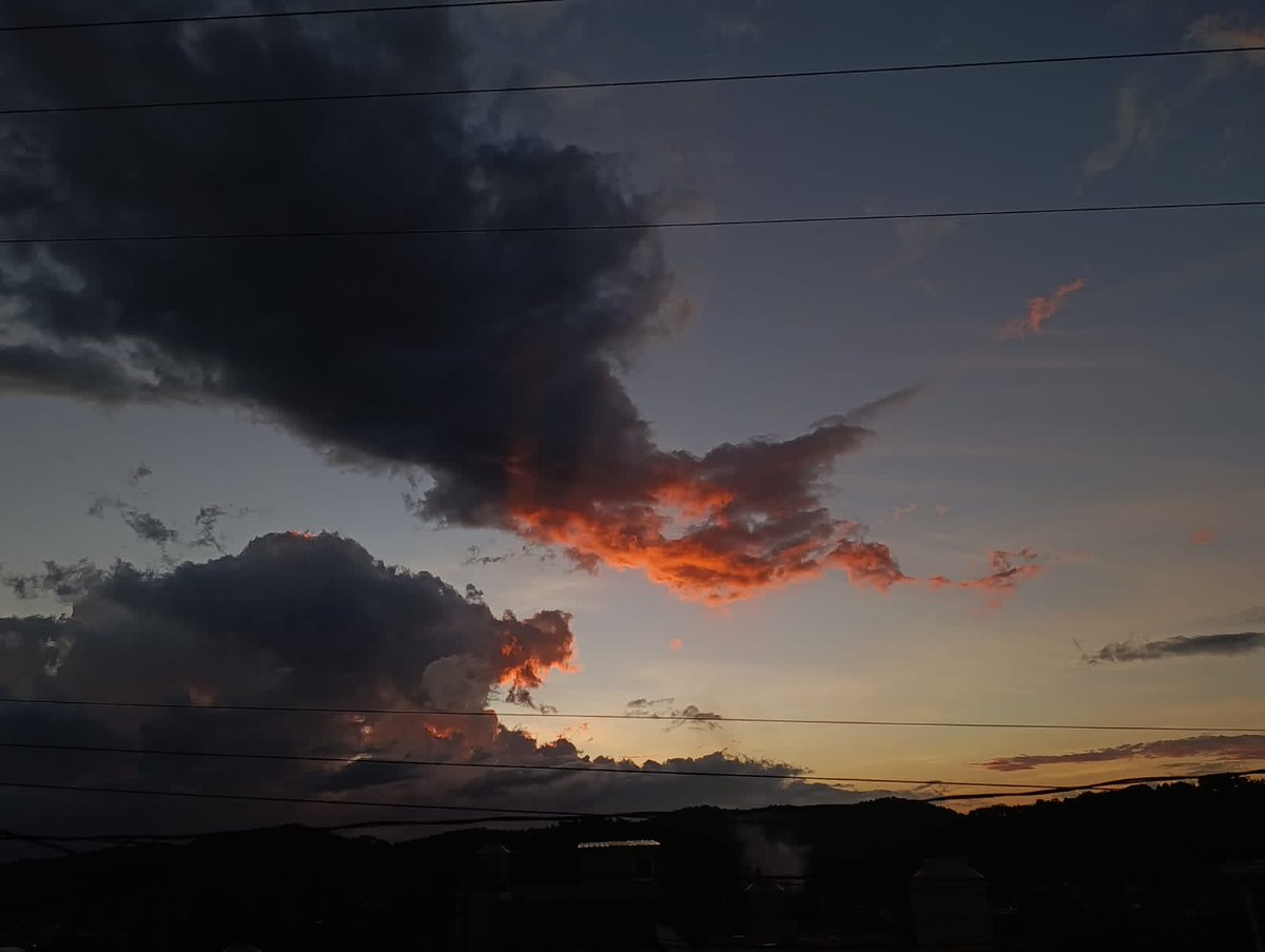 Un bello anochecer, ayer 13 de #Diciembre de 2025, en #Teopisca #Chiapas. Foto de <a href="/NavarroLang/">LANG</a>