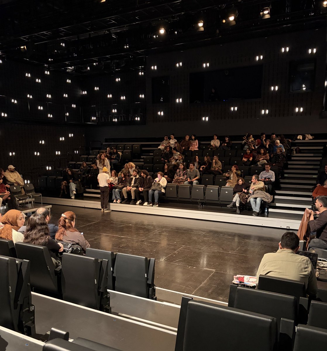 “Harika Şeyler Listesi” gerçekten iyi. Tek kişilik oyunlarda en zor şey seyircinin zihnini bir saatten fazla elde tutmak. Nasıl geçtiğini bile anlamadım. Duygu skalası geniş, abartısız ve geçişleri temiz. Modern, samimi, çok iyi yazılmış ve çok iyi oynanmış bir iş. 
Bora Akkaş 👏