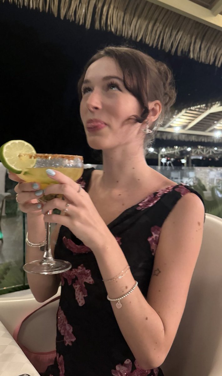 noobpanic's tweet image. My girlfren so silly 😂✌️