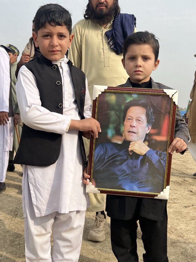 ڈی جی آئی ایس پی آر صاحب، آنے والی نسلیں بھی آپ کو بتائیں گی کہ عمران احمد خان نیازی کون ہے۔
#KohatJalsa