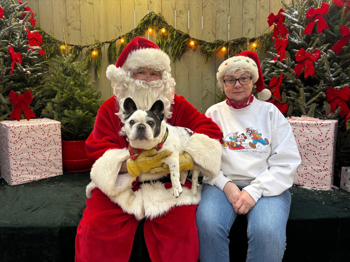 AskMisterRodney's tweet image. Got to see the Santa Claus (he really likes me ) !!!!!