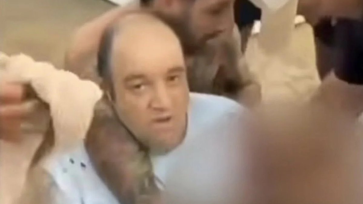 MiddleEastEye's tweet image. Correction: Australian man who tackled Bondi beach shooter is a Syrian Muslim originally from Idlib middleeasteye.net/news/praise-ma…