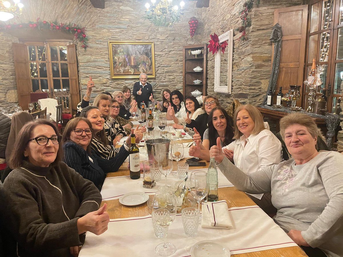 Prada con las últimas manipuladoras. Celebrando el fin de las elaboraciones de este año  en el Palacio de Canedo.
Como siempre… ¡A Tope! 👍