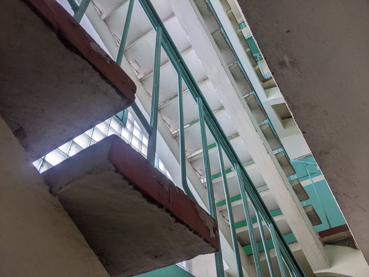 Вот такой подъезд нашел. Светло. Но нижние блоки замазанны, причем такое явление повсеместно встречается.