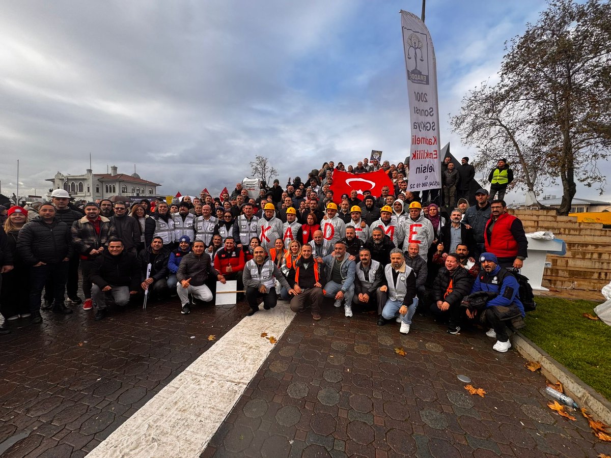 EMADDER Genel Başkanı Mihriban Uğurlu:

"8 Eylül 1999 sonrası işe başlayan milyonların, yüksek prim günleri ödemelerine rağmen emeklilik haklarından mahrum bırakıldı.

Bir gün farkla 17–20 yıl kaybettirilen insanların sesiyiz.
Bir evde kardeş 6000 gün primle 43 yaşında emekli