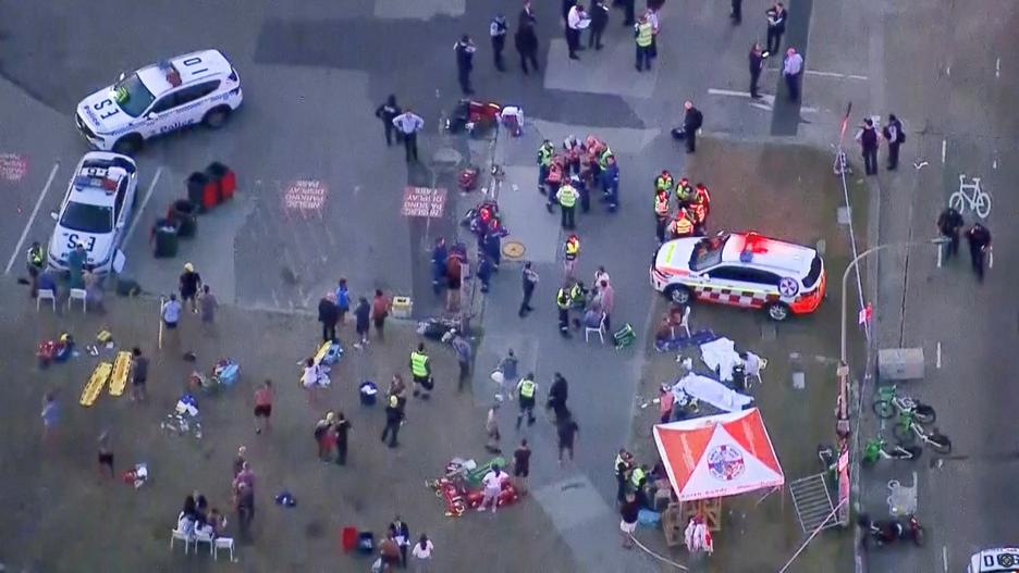 KarlStephan19's tweet photo. Ce dimanche.. en Australie..un attentat terroriste sur la célèbre plage de Bondi à Sidney où des juifs célébraient Hanouka a fait 11 morts dont 1 francais et une trentaine de blessés..saluons le courage   d'un homme qui s'est interposé et a réussi à désarmer l'un des 2 tireurs . https://t.co/ZarJaP8zyV