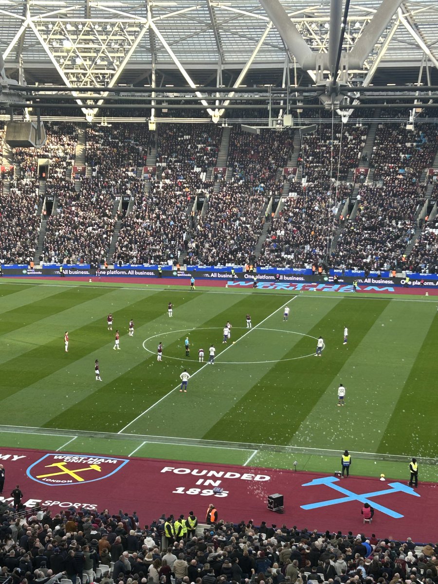 tramontano___a's tweet photo. Sempre emozionante respirare l’aria della @premierleague 

Oggi @WestHam va @AVFCOfficial ⚽️ https://t.co/WFYWo764Sd