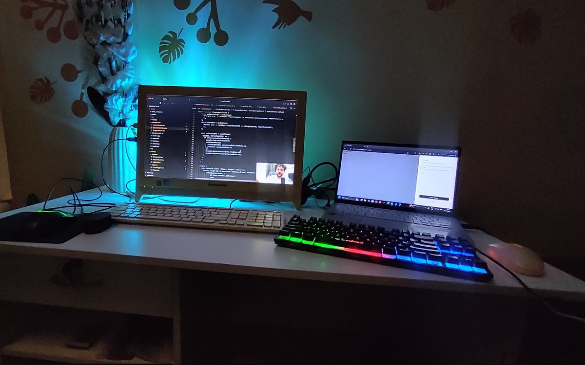 SoniRahul3108's tweet photo. First coding session on my new table💻💫 https://t.co/8FFI4sZHkc