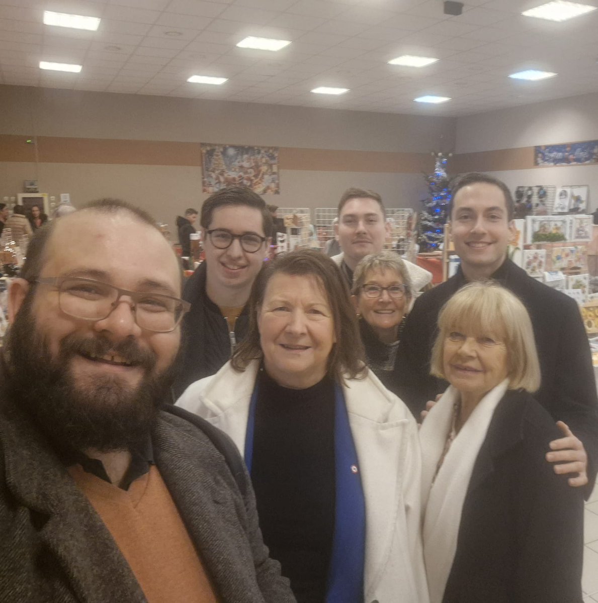 ClaireBeuil's tweet image. Ce matin je me suis rendue sur le marché de Noël de Guignecourt. Je félicite les organisateurs et les bénévoles pour cette journée réussie et très conviviale. Je remercie également M Desirest, maire de la commune, pour son accueil.

#Oise #MarchédeNoël #partage