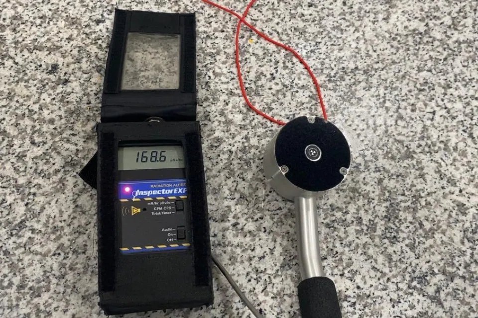 SamiiHamad's tweet image. عثرت سلطات الجمارك في أحد المطارات✈️ في الصين على قلادة مشعة ☢️ بحوزة أحد الركاب حيث أكتشفت أثناء عبوره  نقاط التفتيش، الركب أفاد أن القلادة عبارة عن “تعويذة” أُعطيَت له من صديق
الفحص أظهر أن النشاط الإشعاعي للقلادة بلغ 168 ميكروسيفرت في الساعة، وهو ما يزيد بمئات الاضعاف عن مستوى…