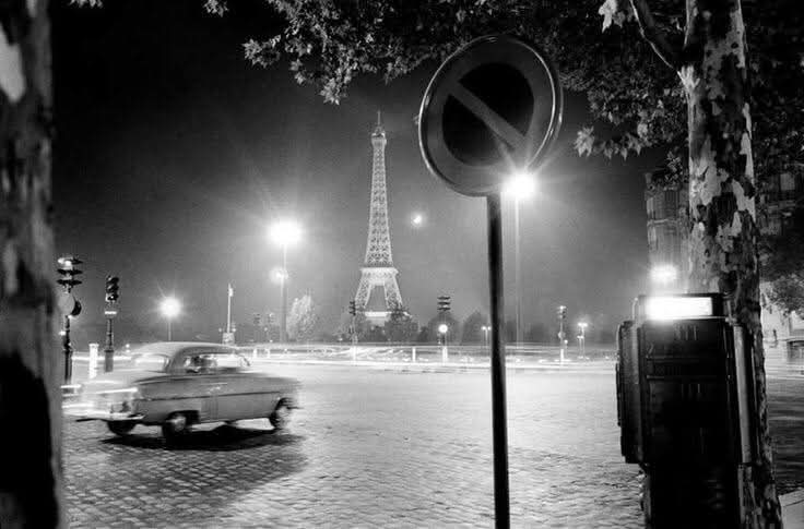 ParisAMDParis's tweet image. 📸 René Burri. 
Scène de nuit près de la Tour Eiffel 
1962. Paris