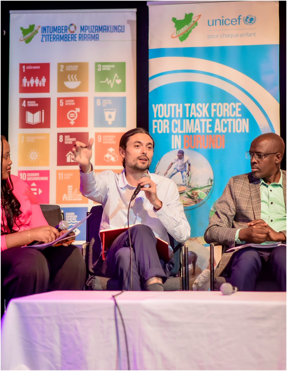 2250Ishaka's tweet photo. 🎤Hugo B. de l'@IOMBurundi, lors de son intervention dans un panel d’experts dans #ClimatePitchingContest, a souligné l'importance de l'art dans les questions environnementales et de changement climatique.
✅Il explique que convaincre repose sur des arguments logiques, tandis que persuader fait appel aux sentiments et au ressenti. Selon lui, les deux approches sont nécessaires pour aborder ces questions d'#adaptation et #resilience.
✅Les chiffres et les données techniques ne suffisent pas à toucher les gens, alors que l'art et l'émotion peuvent avoir un impact plus profond.
✅Les performances artistiques, comme celles présentées lors de l'événement, peuvent être plus efficaces que les argumentaires techniques pour convaincre et mobiliser les différentes parties prenantes. @UNmigration @IOM_EHSA