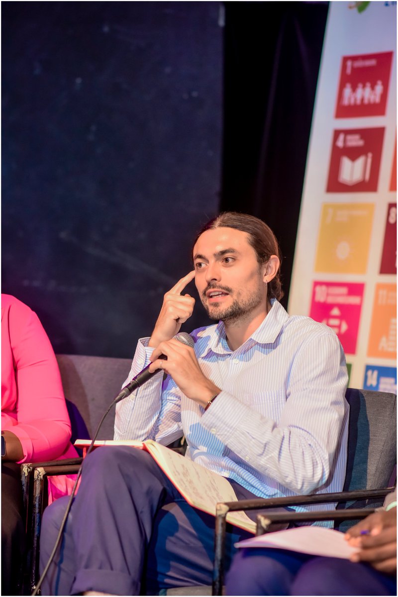 2250Ishaka's tweet photo. 🎤Hugo B. de l'@IOMBurundi, lors de son intervention dans un panel d’experts dans #ClimatePitchingContest, a souligné l'importance de l'art dans les questions environnementales et de changement climatique.
✅Il explique que convaincre repose sur des arguments logiques, tandis que persuader fait appel aux sentiments et au ressenti. Selon lui, les deux approches sont nécessaires pour aborder ces questions d'#adaptation et #resilience.
✅Les chiffres et les données techniques ne suffisent pas à toucher les gens, alors que l'art et l'émotion peuvent avoir un impact plus profond.
✅Les performances artistiques, comme celles présentées lors de l'événement, peuvent être plus efficaces que les argumentaires techniques pour convaincre et mobiliser les différentes parties prenantes. @UNmigration @IOM_EHSA