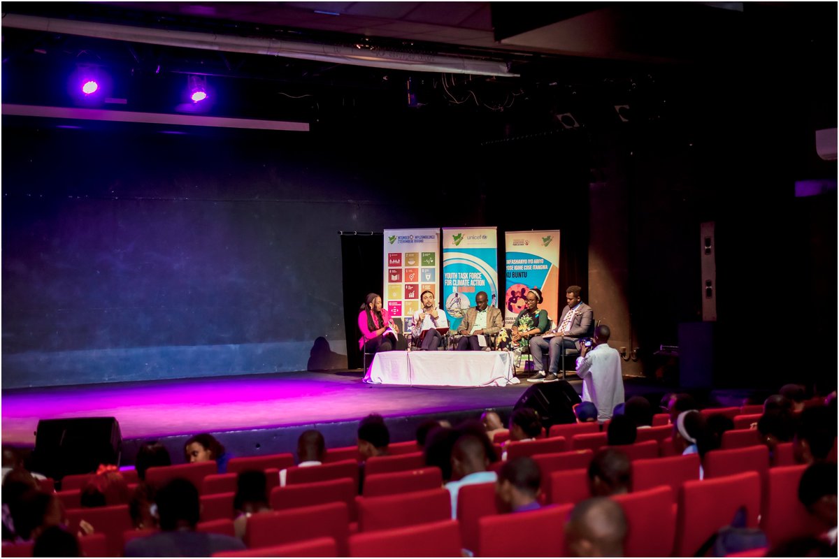 2250Ishaka's tweet photo. 🎤Hugo B. de l'@IOMBurundi, lors de son intervention dans un panel d’experts dans #ClimatePitchingContest, a souligné l'importance de l'art dans les questions environnementales et de changement climatique.
✅Il explique que convaincre repose sur des arguments logiques, tandis que persuader fait appel aux sentiments et au ressenti. Selon lui, les deux approches sont nécessaires pour aborder ces questions d'#adaptation et #resilience.
✅Les chiffres et les données techniques ne suffisent pas à toucher les gens, alors que l'art et l'émotion peuvent avoir un impact plus profond.
✅Les performances artistiques, comme celles présentées lors de l'événement, peuvent être plus efficaces que les argumentaires techniques pour convaincre et mobiliser les différentes parties prenantes. @UNmigration @IOM_EHSA