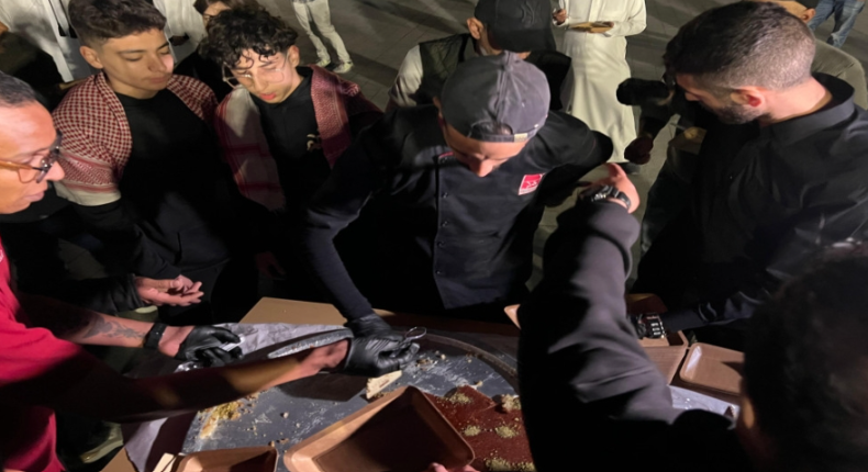 مبادرة من ولي العهد والأميرة رجوة بتوزيع الكنافة على الجماهير قبل مواجهة الأردن والسعودية في نصف نهائي كأس العرب 