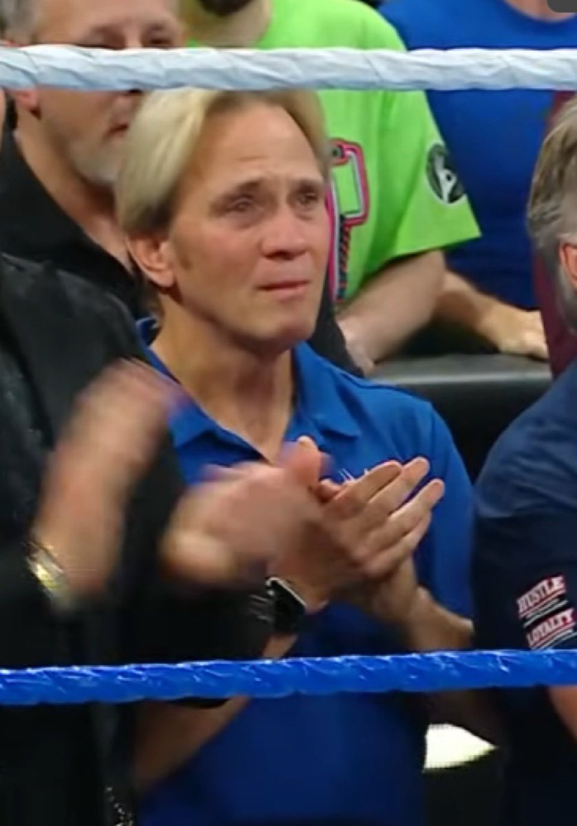 Charles Robinson me representa. Estaba aplaudiendo como si le hubiesen arrancado el alma. No me hables de amor si no has experimentado lo que un fan de la lucha libre experimentó anoche en el retiro de John Cena.