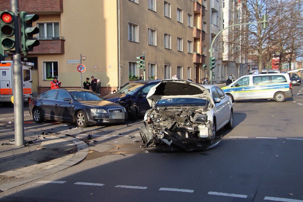 PolReporter's tweet photo. #Berlin #Weissensee - Unfall zwischen drei Fahrzeugen fordert vier verletzte Personen, enormer Sachschaden an allen Fahrzeugen https://t.co/OegdjufAQP