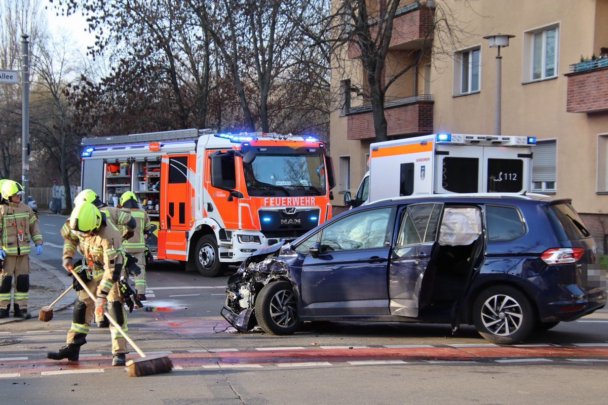 PolReporter's tweet photo. #Berlin #Weissensee - Unfall zwischen drei Fahrzeugen fordert vier verletzte Personen, enormer Sachschaden an allen Fahrzeugen https://t.co/OegdjufAQP