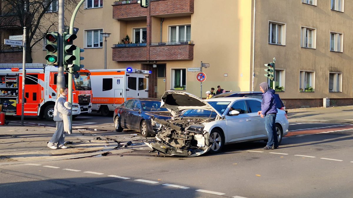 PolReporter's tweet photo. #Berlin #Weissensee - Unfall zwischen drei Fahrzeugen fordert vier verletzte Personen, enormer Sachschaden an allen Fahrzeugen https://t.co/OegdjufAQP