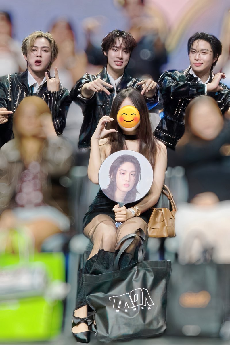 ความแสนดีของอลันลบทรอม่าในใจไปหมดเลยจริงๆ ด้วยความที่หันไปเห็นอลันคุยกะคนข้างหลัง เขาคงบรีฟท่ากันแล้วเลยโอเค ไม่อยากให้รูปมันออกมาดูวุ่นวายมือพันมั่ว เลยไม่ขออะไรจากอลันเลย และไม่ได้คุยเลย จบวันนั้นก็นอยอยุ่ที่ไม่ได้คุย และคิดว่าคงไม้ได้อะไร จนได้มาดูรูป อลันทำหูแมวให้ทั้ง 3